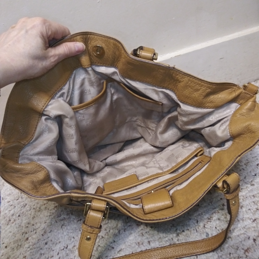 Michael Kors Gansevoort Taupe Large Leather Shoulder Bag - Picture 10 of 11